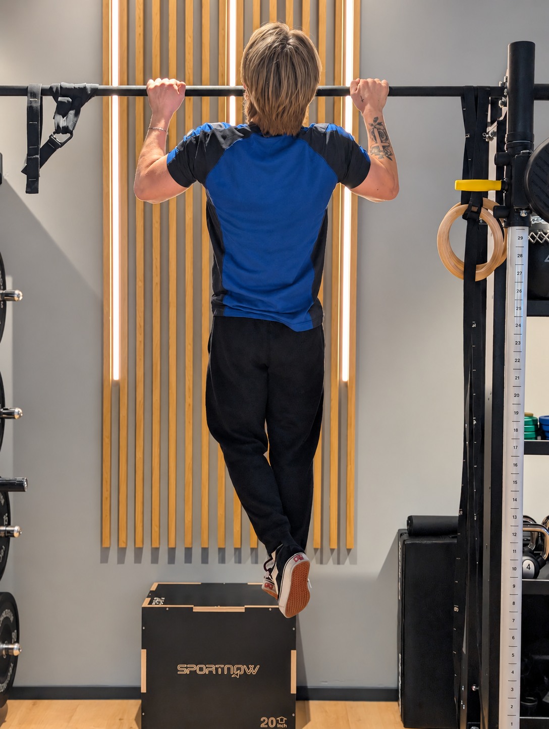 Klimmzugtraining an der Trainingsstation im Studio